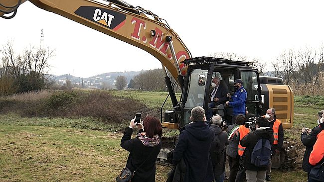 Renai, al via la più grande cassa di espansione della Toscana. E Giani sale sulla ruspa