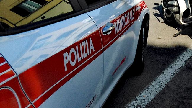 Senza patente guida la macchina e urta 3 auto in sosta