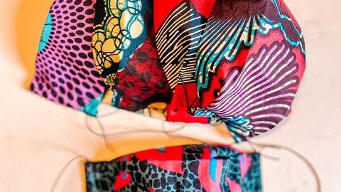 Coronavirus: 200 mascherine cucite con tessuti africani