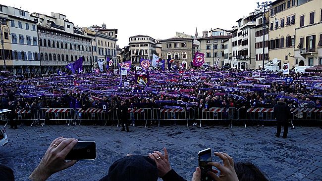 Funerali di Davide Astori: piazza Santa Croce gremita e silenziosa