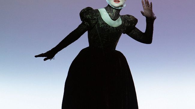 Isabelle Huppert è Maria Stuarda diretta da Robert Wilson