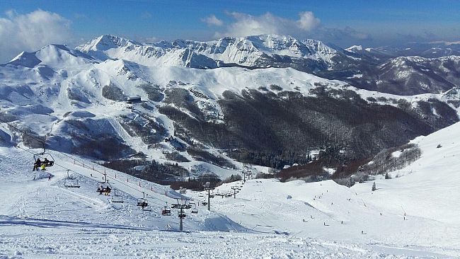 La 'montagna degli inessenziali' scende in piazza all'Abetone, anzi no