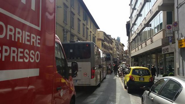 Chiusa via Nazionale, si è rotto un tubo: deviato il trasporto pubblico