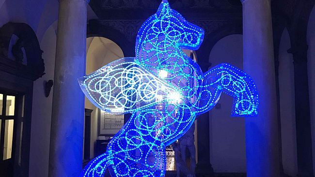 Palazzo Bartolini Salimbeni: il Pegaso di Marco Lodola fino al 10 gennaio