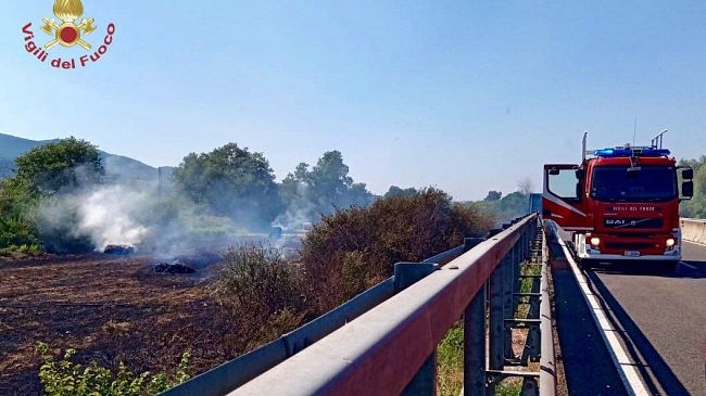Quindici km di macchie incendiate lungo l'Aurelia e la ferrovia tirrenica: disagi e ritardi