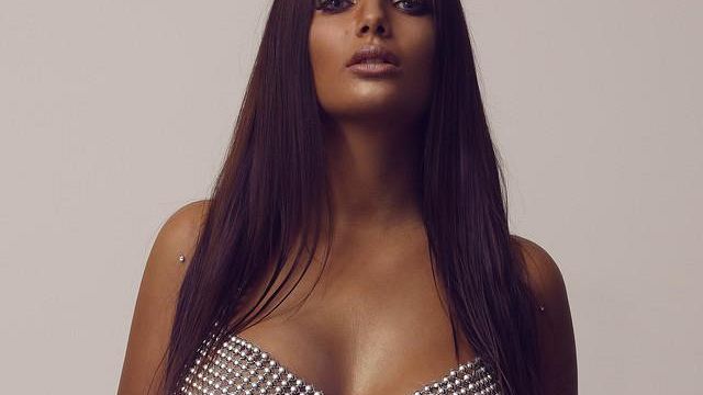 La showgirl da tre milioni e mezzo di follower per la prima volta a Firenze