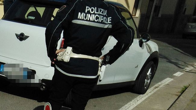 Provoca un incidente e si allontana