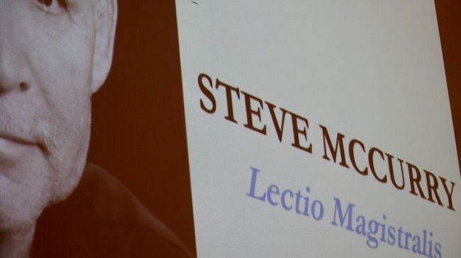 Steve McCurry oggi all’Istituto degli Innocenti