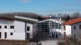 Fiamme in una scuola: evacuati 1.000 studenti