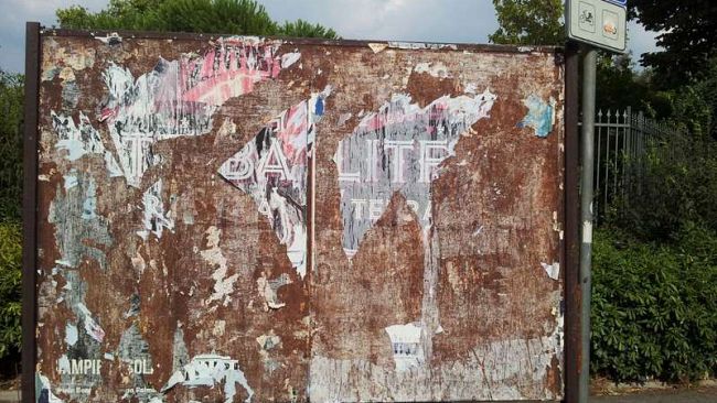 Manifesto del cantante Mika con scritte omofobe