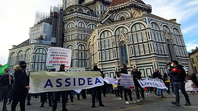 Covid, la rabbia degli ambulanti toscani in piazza Duomo