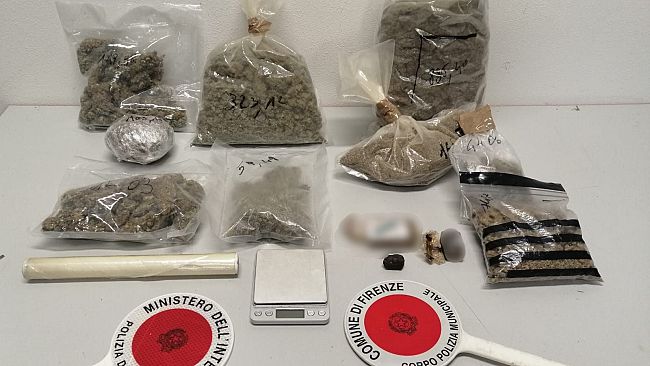 Droga a Novoli, via vai da un appartamento in viale Guidoni