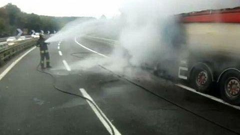 Tir in fiamme sull'A1