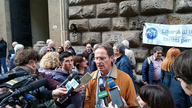 Attacchi alla Stampa: flashmob #giulemanidallinformazione a Firenze