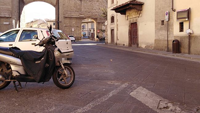 Beccato 23enne fiorentino, spaccava i finestrini delle auto