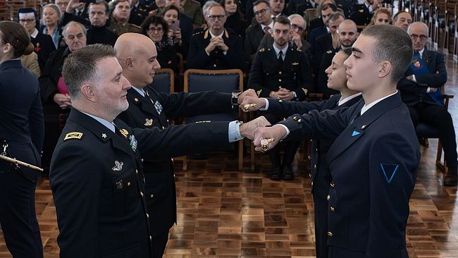 Scuola Militare Aeronautica 'G. Douhet': consegnati gli Spadini