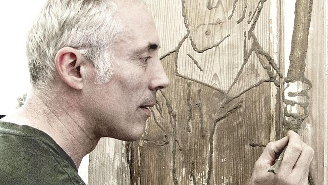 Marco Burchi, l’artista che dipinge con la terra di Firenze