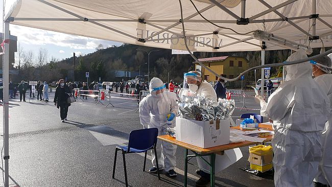 Test rapidi nelle scuole: screening con classi in quarantena