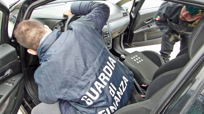 Carrozzeria abusiva: in vendita autovetture con contachilometri alterato