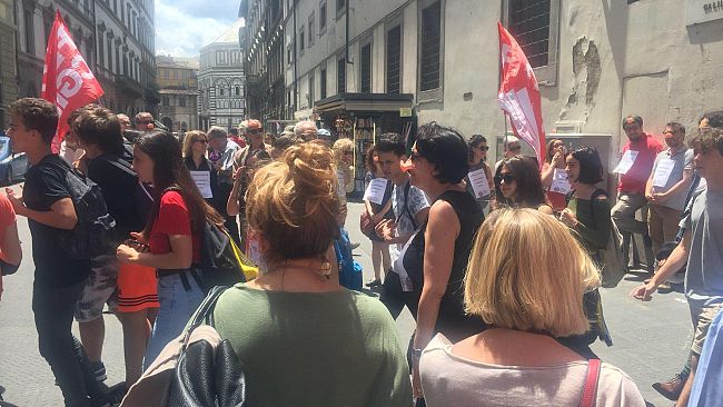 Professoressa dileggiata su Facebook: flash mob antifascista