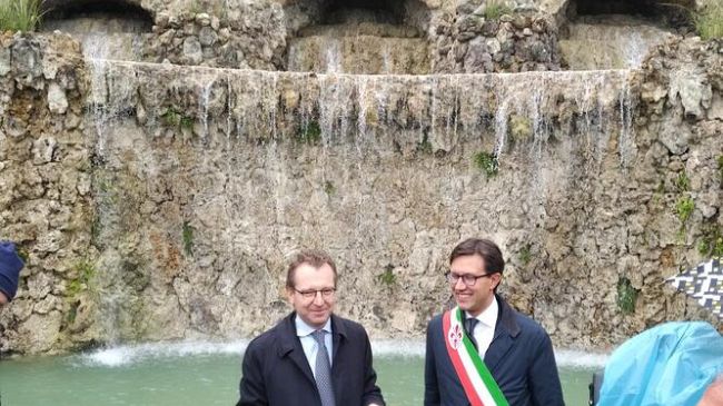 Rampe del Poggi: bagno di pioggia, ma anche di folla, per l’accensione dell’acqua delle fontane