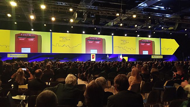 Sindaci d’Italia: sotto la nuvola di Fuksas splende il sole di Poste Italiane