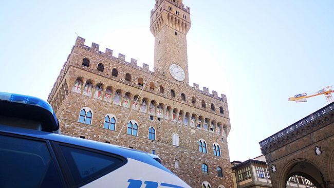 Sorpreso dalla Polizia a urinare sul portone di Palazzo Vecchio