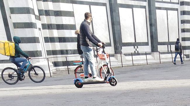 Monopattino elettrico contromano: multa a Prato