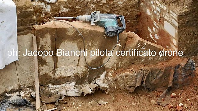 piazza-beccaria-le-pietre-dellantico-arco-accanto-al-tubone