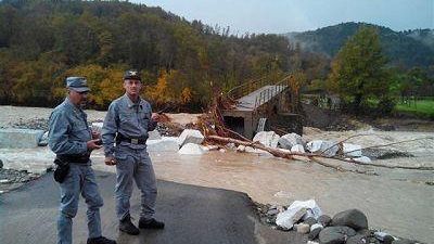 Carrara: esondato il fiume Carrione