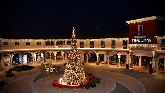 Natale con il Sars-Cov-2: grande folla in centro a Firenze