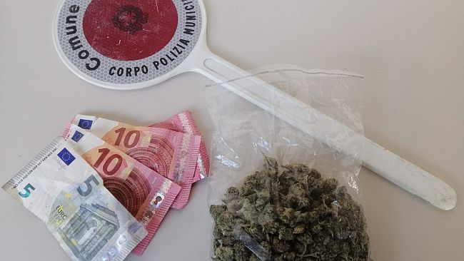 Stava per vendere marijuana a due minorenni: denunciato