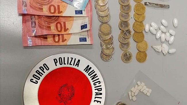 Vendeva crack alla fermata Cascine della tramvia