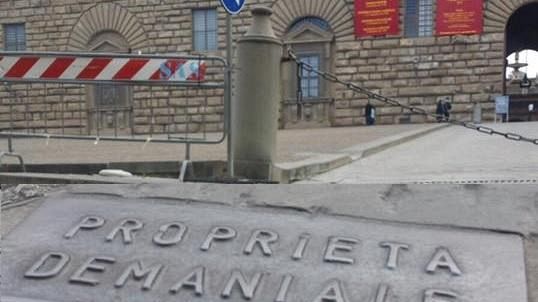 Transenne di Firenze: tappano buchi e creano polemica