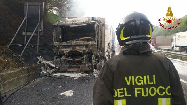 Veicolo in fiamme sulla Autostrada A1