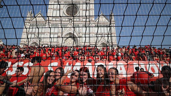 Disastro del colore azzurro in piazza Santa Croce