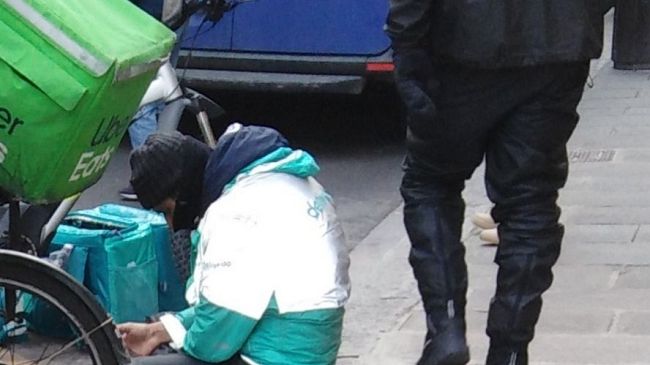 Via Sant’Agostino, tenta di rubare la bici elettrica a un rider