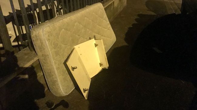 Abbandona un materasso al cassonetto: multata