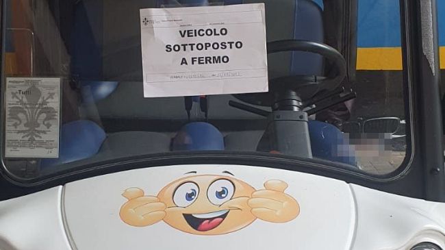 Navetta turistica contromano in piazza Ognissanti