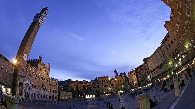 La domenica di sagra: 'bruciate', torte, dolci e birra
