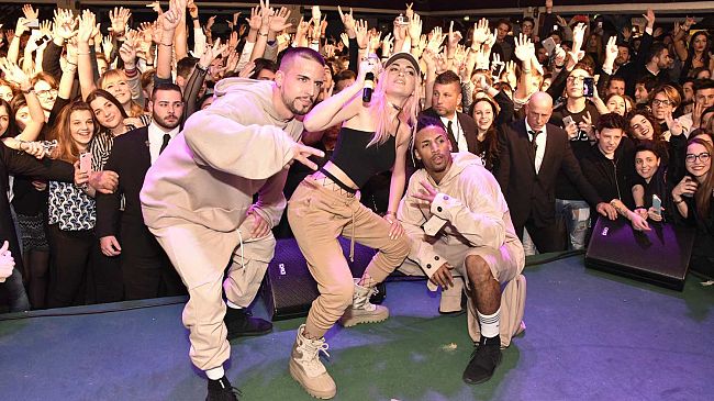 Roshelle manda in delirio il pubblico della Capannina di Forte dei Marmi