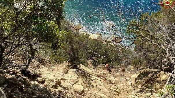 Due turisti bloccati sulla scogliera