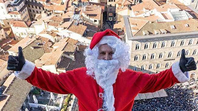 Firenze: Babbo Natale e la Befana si calano dall'alto