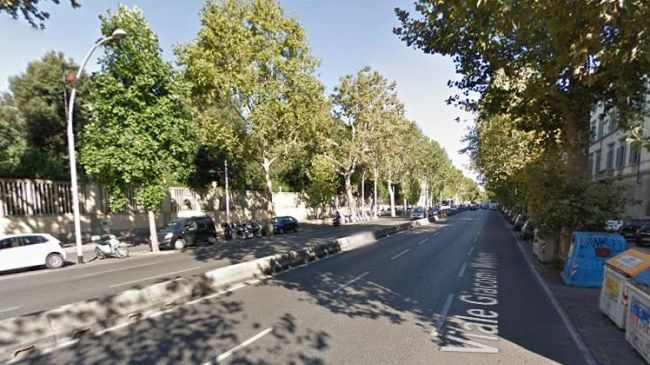 Incidente stradale, il pirata danneggia il cordolo sul viale Matteotti