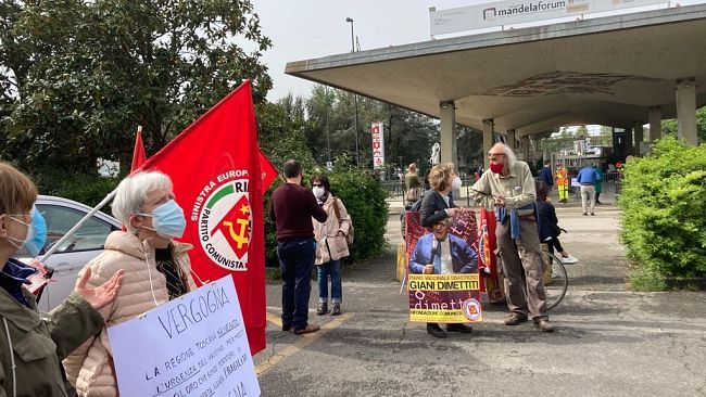 Stamani Rifondazione comunista davanti al Mandela Forum