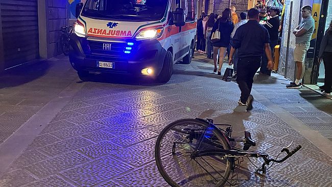 Investe una turista in via Faenza e tenta di fuggire