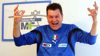 Italia, facci sognare: dalla Germania la maglia firmata dai giocatori della Nazionale e indossata da Dario Cecchini va all’Asta per il Nuovo Meyer