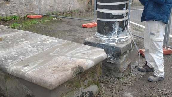 Poggio Imperiale: riparato il colonnino in pietra abbattuto