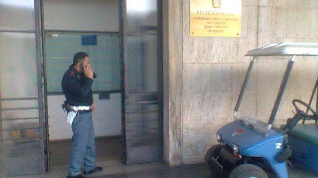 Stazione di Pontassieve, rompono vetri e rapinano un capotreno