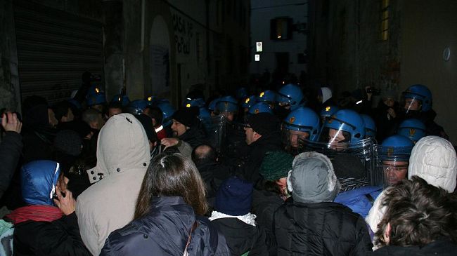 Sgombero in via dei Conciatori, eseguito l'ordine di Matteo Renzi (Foto)